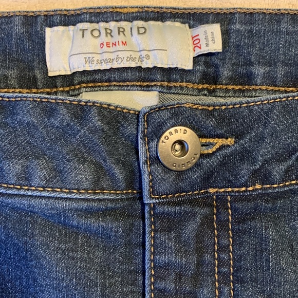 Torrid Regular Wash Tapered Jean 20T - Picture 5 of 9